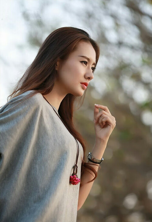 激动人心的足球比赛中球队控球优势明显,足球的控球技能训练