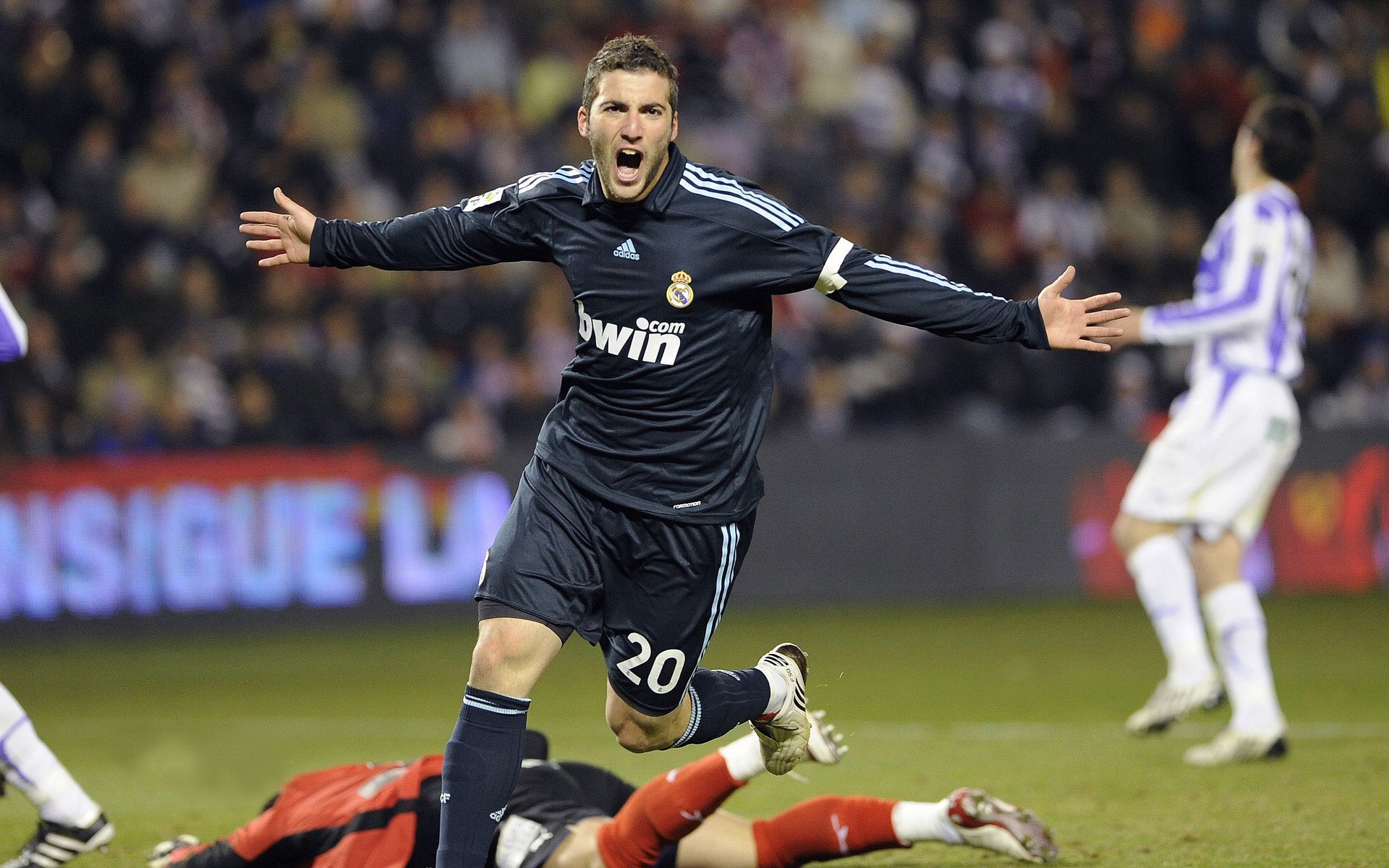 五大联赛出场球员跑动距离与战术体系关系，球员跑动距离数据